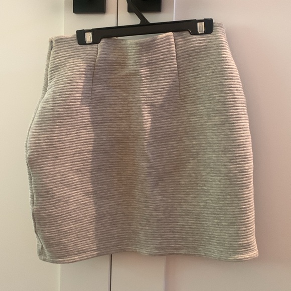 Aritzia, Wilfred free, fitted skirt, small - Picture 2 of 4